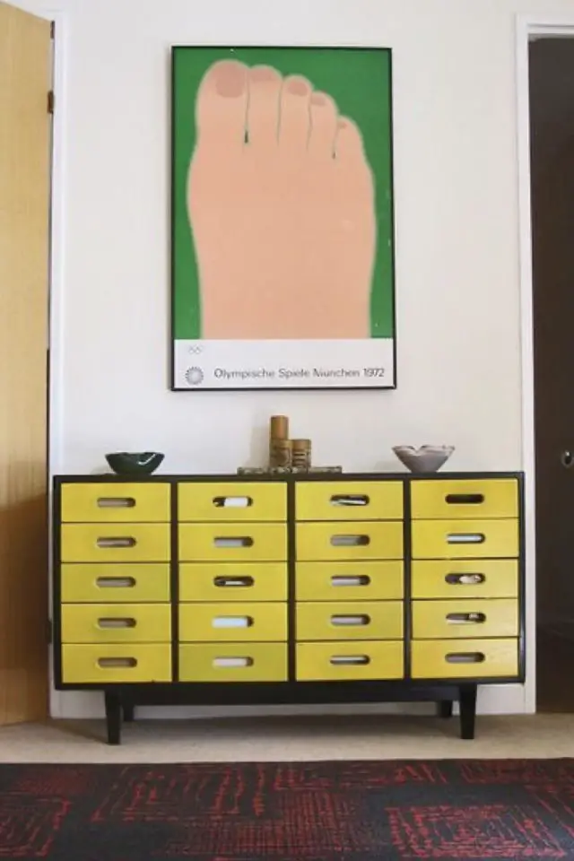 touche de jaune decor interieur buffet tiroir vintage grand poster encadré accroché au mur