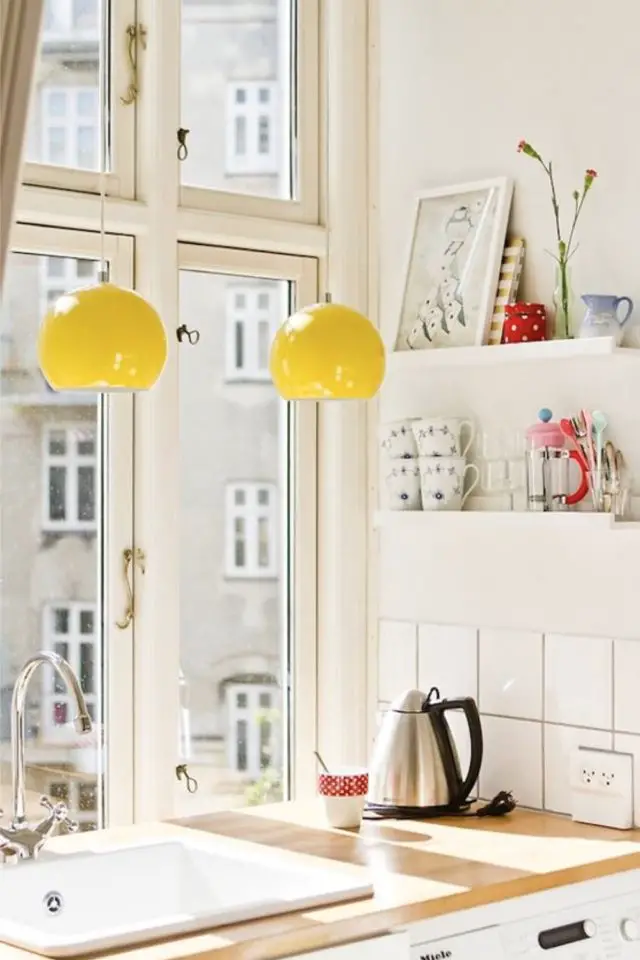 touche de jaune decor interieur luminaire suspension vintage cuisine dessus plan de travail évier