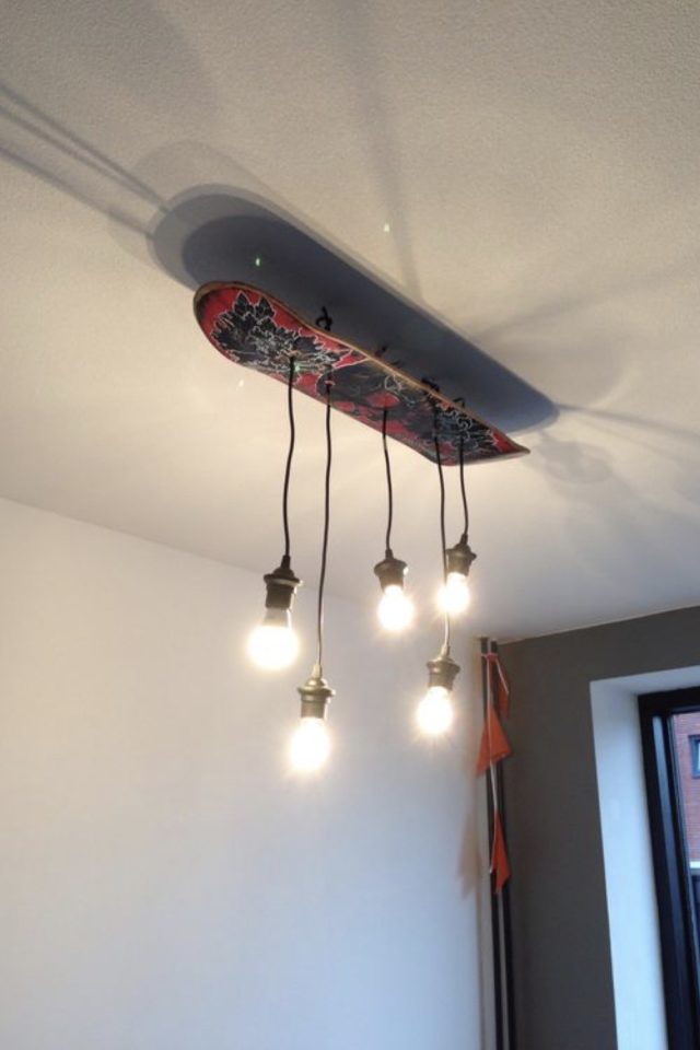 upcycling skateboard luminaire exemple suspension ampoule apparente style grunge