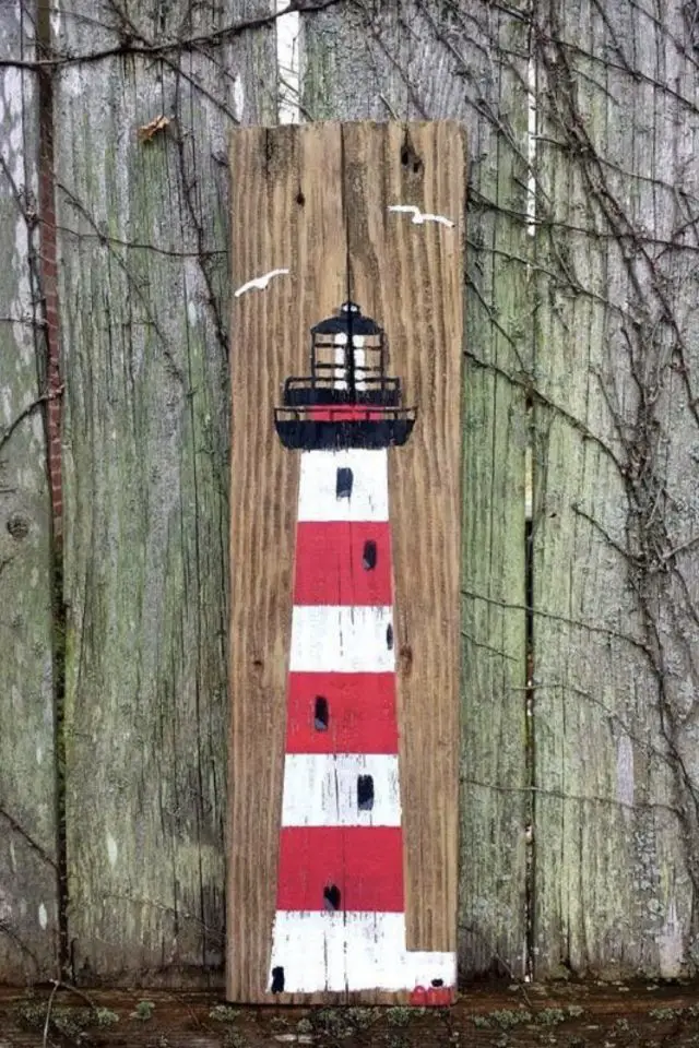 DIY souvenir vacances plage exemple peinture phare rouge et blanc planche de bois
