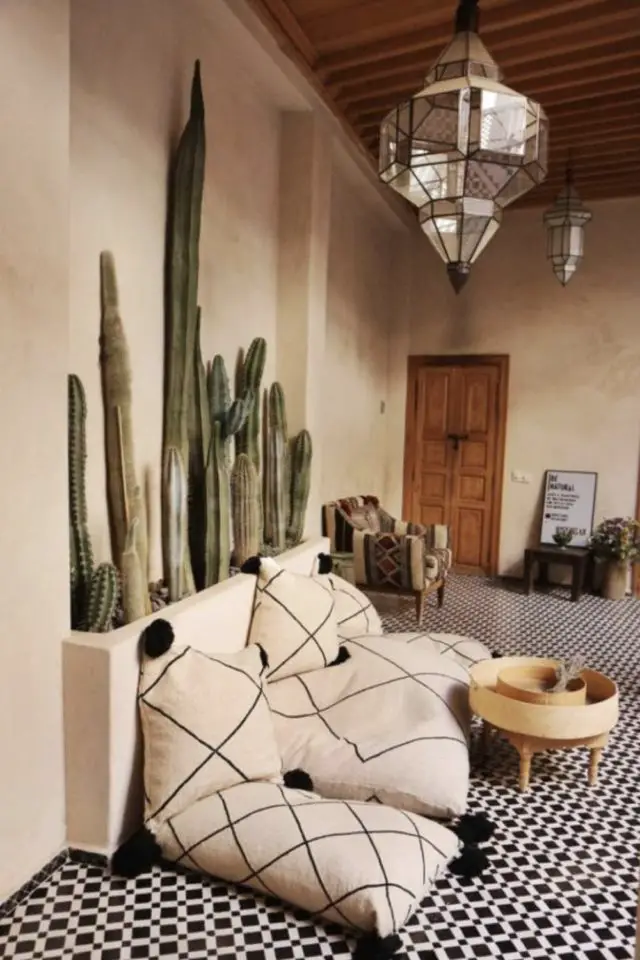ambiance deco maroc tadelakt exemple coussin de sol berbère beige et noir pompons cactus 