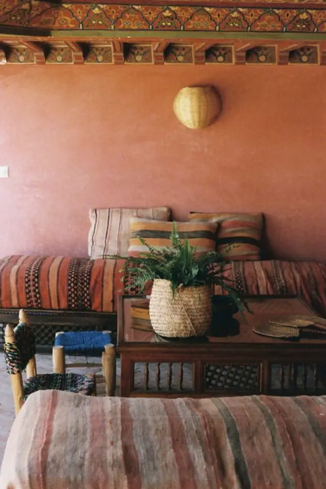 ambiance deco maroc tadelakt exemple salon venu d'ailleurs textile terracotta vacances