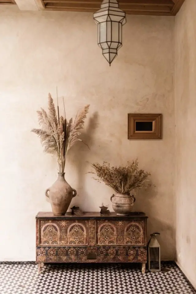 ambiance deco maroc tadelakt exemple petit meuble vacances plantes séchées slow bohème