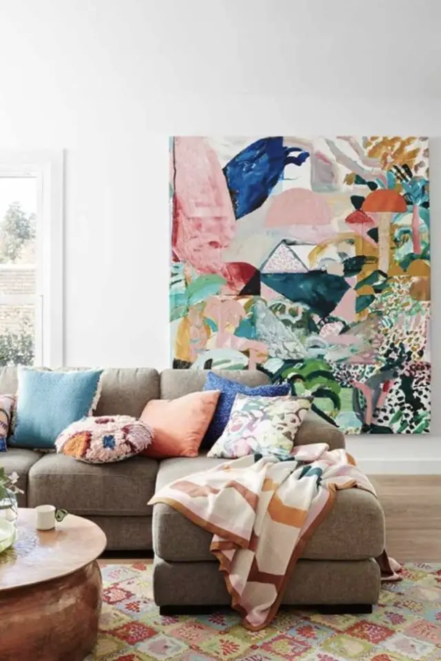ambiance douce chaleureuse cadre toile abstraite grand format salon canapé angle gris arty moderne