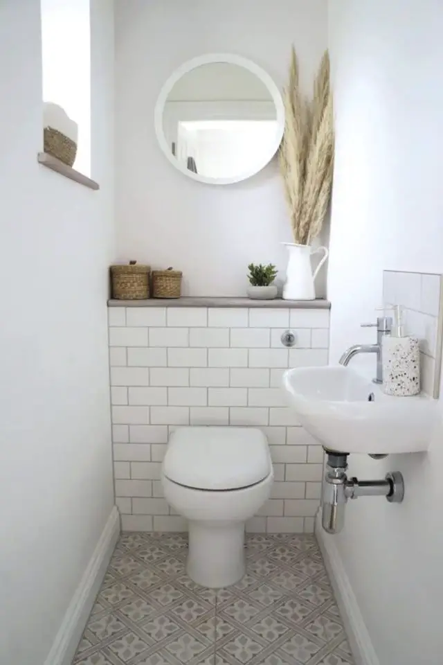 carrelage motif toilettes exemple carreaux de ciment petit format charme contraste blanc mur revêtement