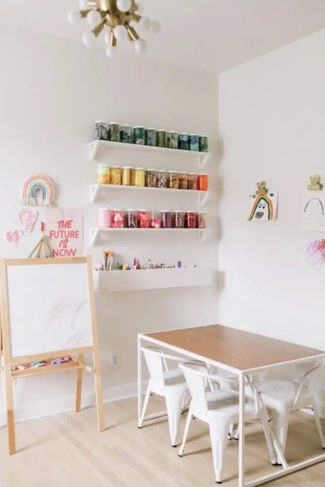 deco chambre enfant petit bureau exemple table bois et métal tableau blanc école à la maison