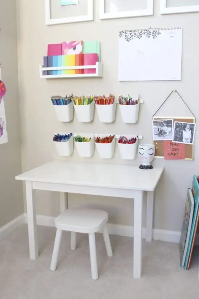 deco chambre enfant petit bureau exemple pot à crayon rangement mural table blanche tabouret simple pas cher