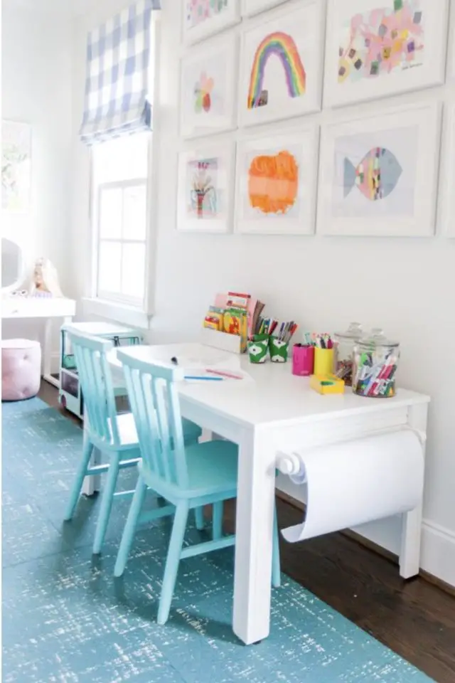 deco chambre enfant petit bureau exemple espace devoir et dessin simple table et chaise et avec dérouleur papier