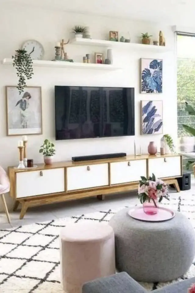 decor mur meuble tele exemple ambiance simple sobre et chaleureuse bois blanc cadres affiches murales