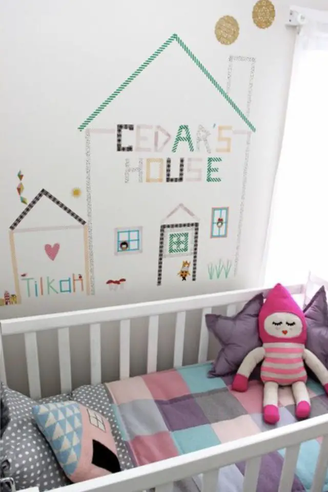 decor mural chambre enfant pas cher bébé lit à barreaux blanc maisonnette colorée pas cher décor mural