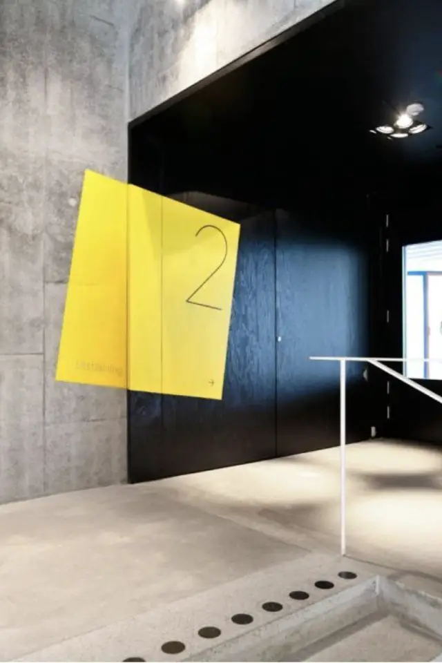 decor mural graphique et elegant entrée noire carté jaune mur béton industriel moderne