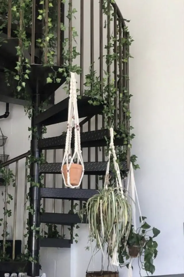 decorer escalier avec plantes exemple pots de fleurs suspendus plantes grimantes colimaçon
