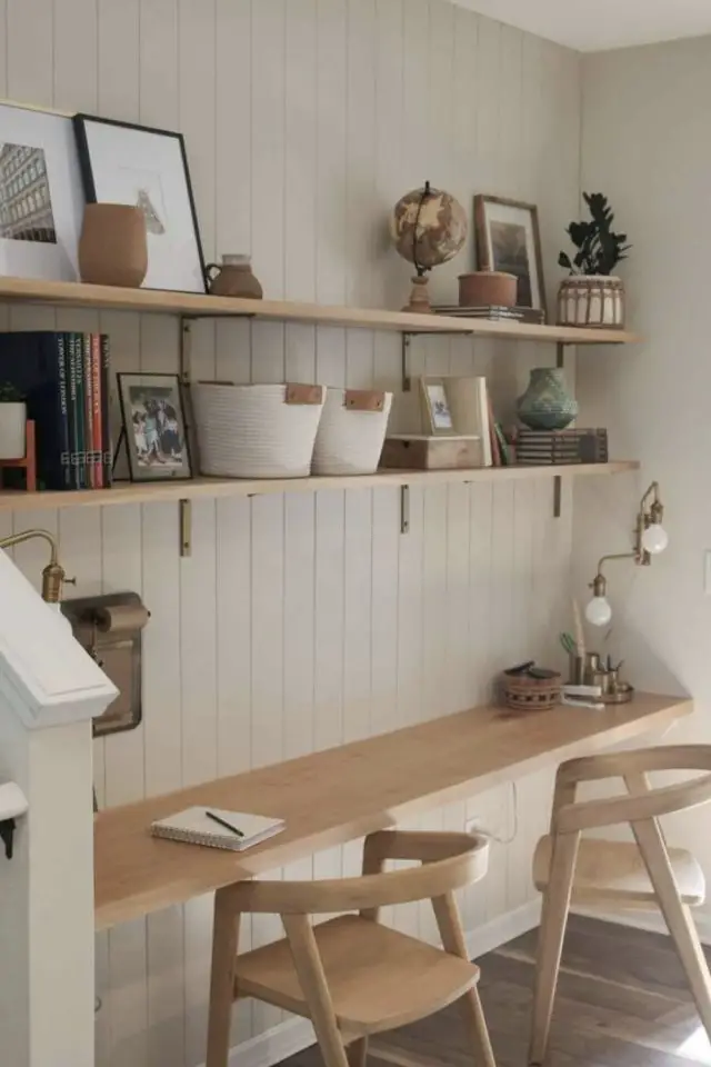 exemple bureau double amenagement moderne lambris peint en beige étagère et plan de travail bois chaise design épuré