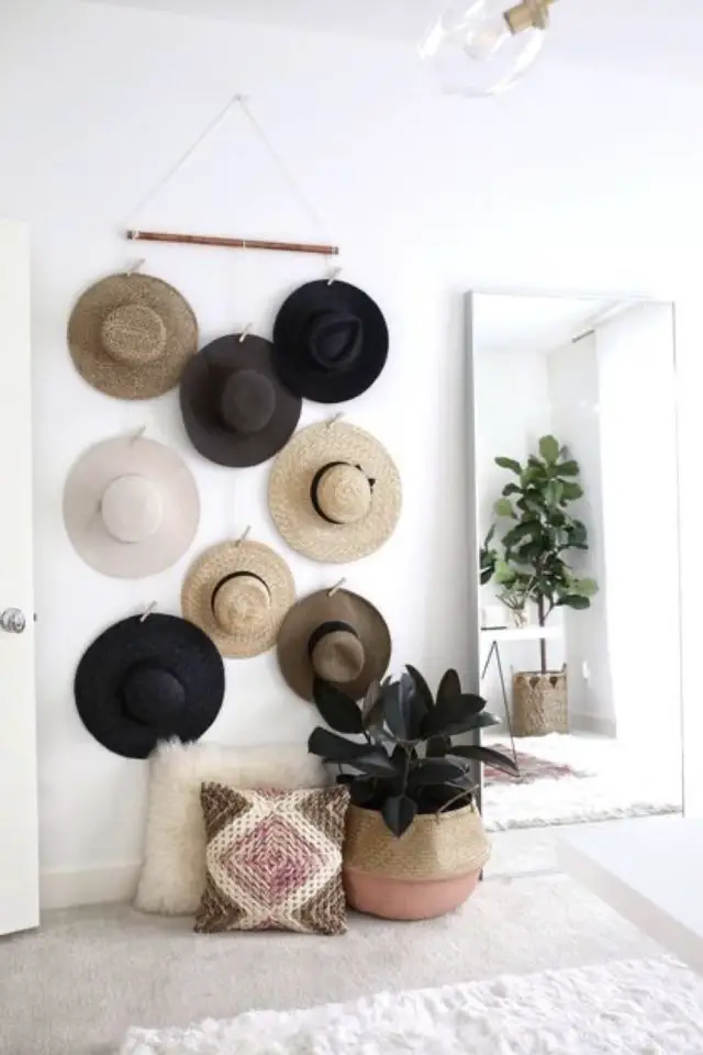 exemple deco recup chapeau ancien suspendu au mur entrée pan de mur facile DIY 