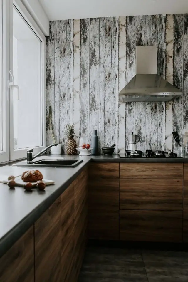 exemple papier peint cuisine moderne bois usé blanchi mur accent matériaux matière nature
