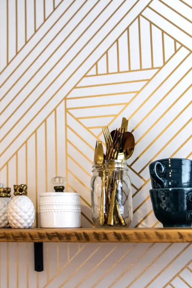 exemple papier peint cuisine moderne motif géométrique doré étagère tendance