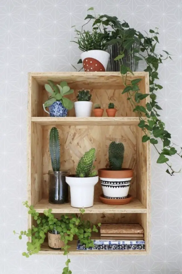 meuble en bois naturel simple blog étagère murale en OSB plantes vertes