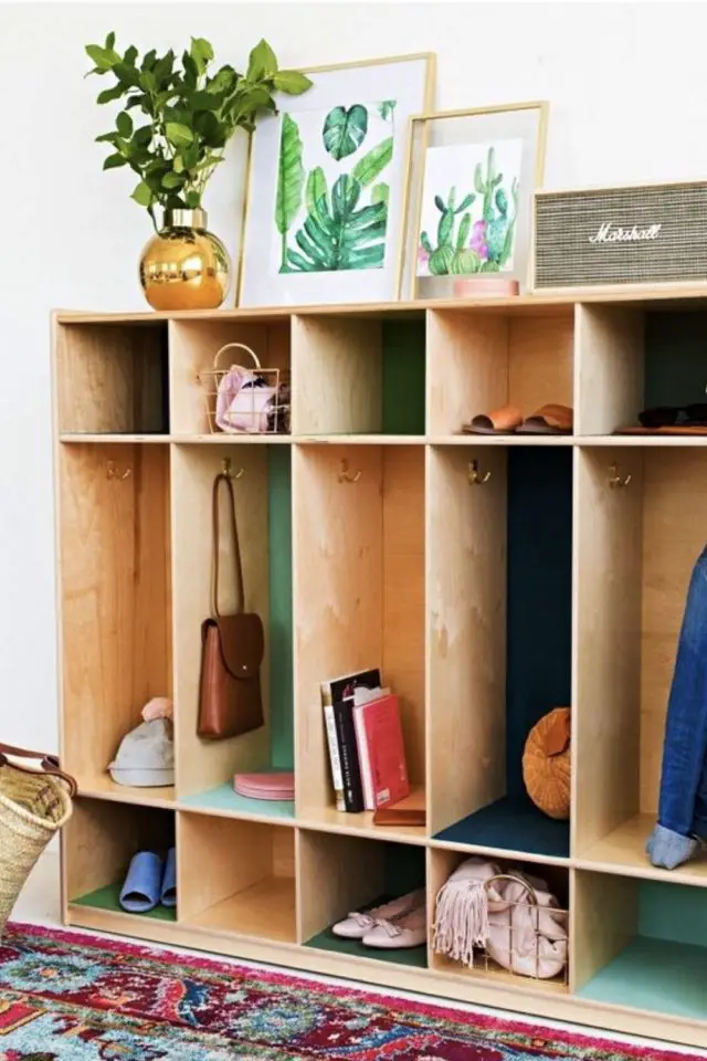 meuble en bois naturel simple case rangement vestiaire original entrée couleur