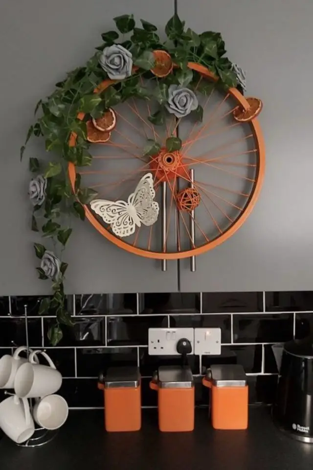 recup facile roue de velo decoration décor mur cuisine orange plantes