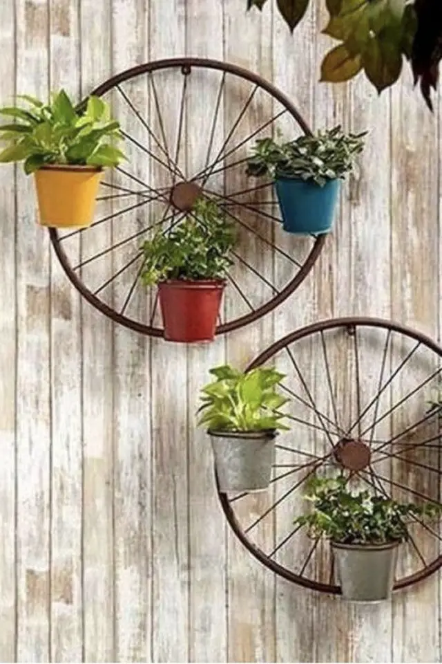 roue de bicyclette recup jardin idee vélo support pour pot de plante extérieur mur