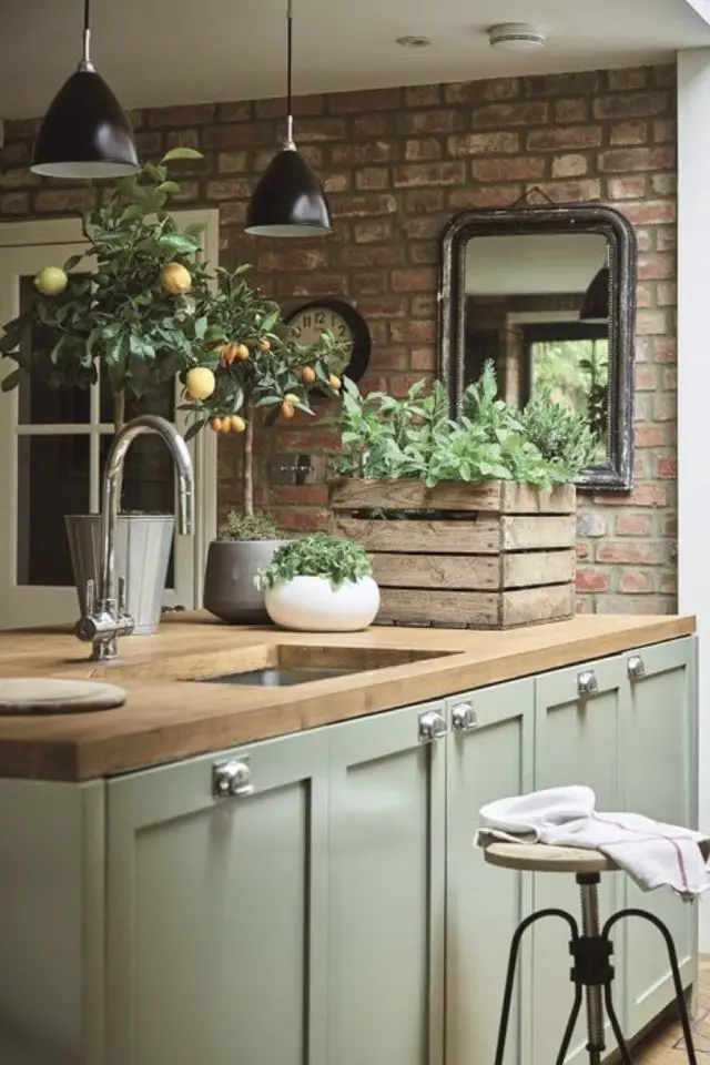 touche cosy interieur debut automne cuisine campagne chic bois clayette caisse en bois mur en brique