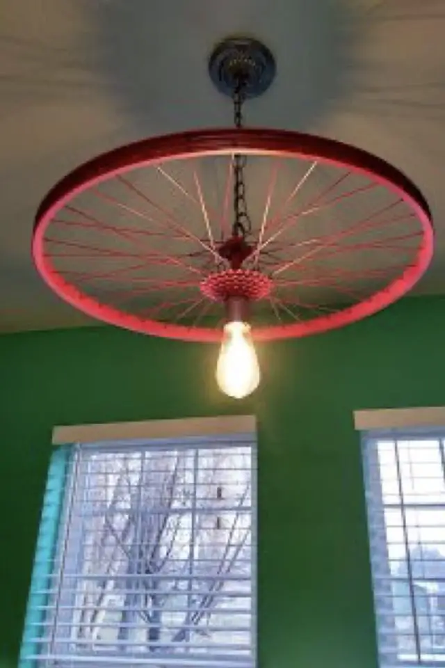 upcycling recup velo decoration idee luminaire lampe suspension roue rayon