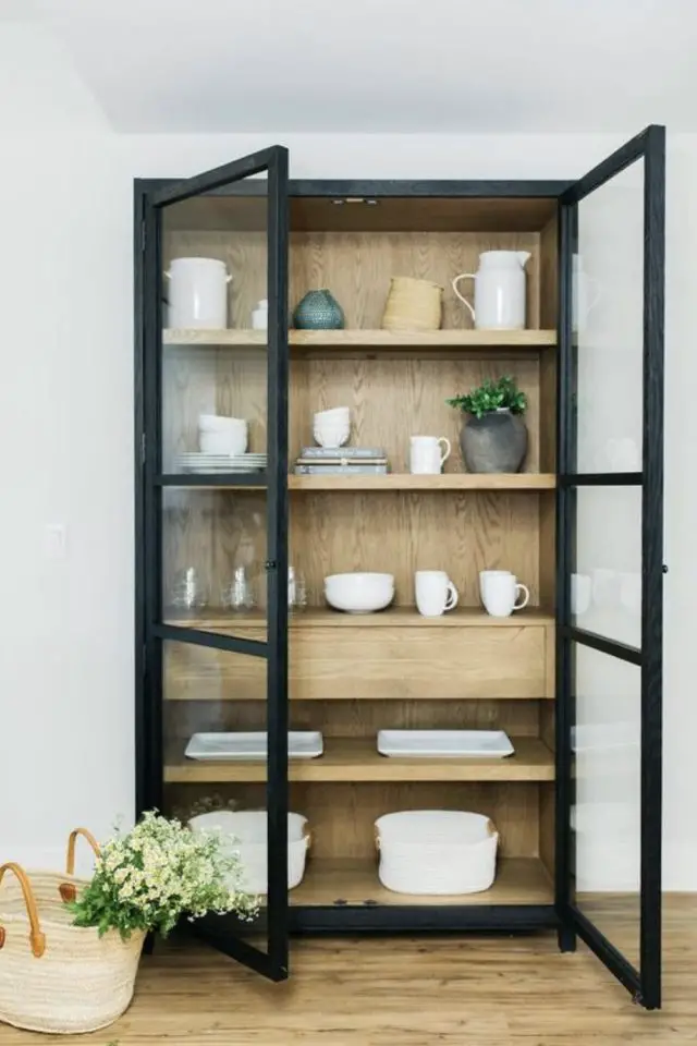 vitrine deco vaisselle mise en scene exemple bois et noir moderne rangement esthétique