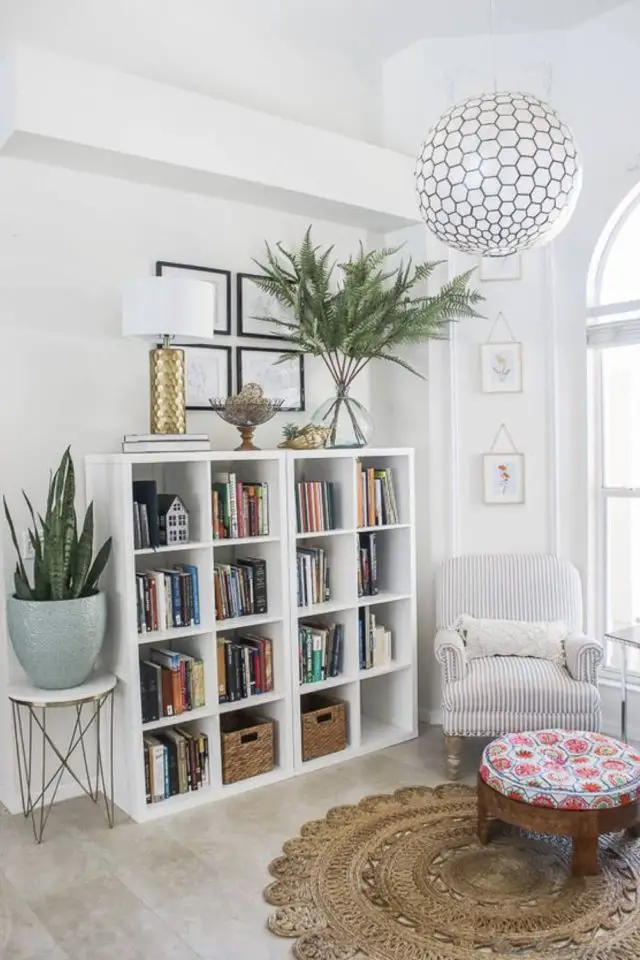 bibliotheque blanche exemple rangement meuble Ikea casier plantes lampe à poser fauteuil coin lecture
