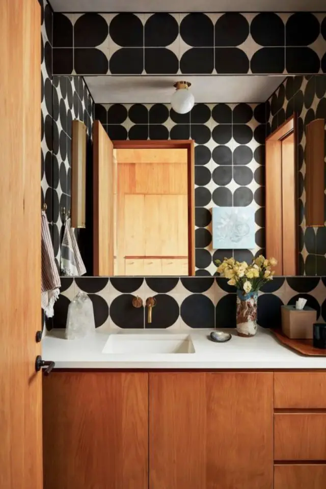 carrelage graphique contraste salle de bain vintage bois mid century modern