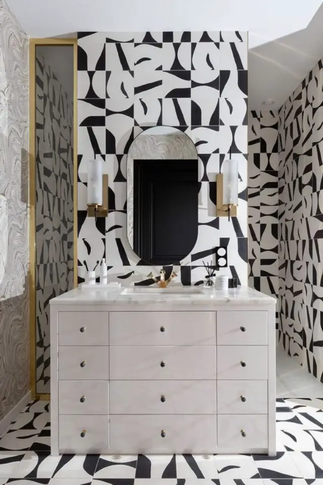 carrelage graphique contraste salle de bain noir et blanc mur et sol