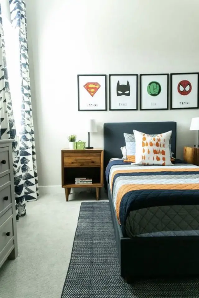 chambre garcon theme super heros exemple illustration poster encadré dessus du lit décor simple