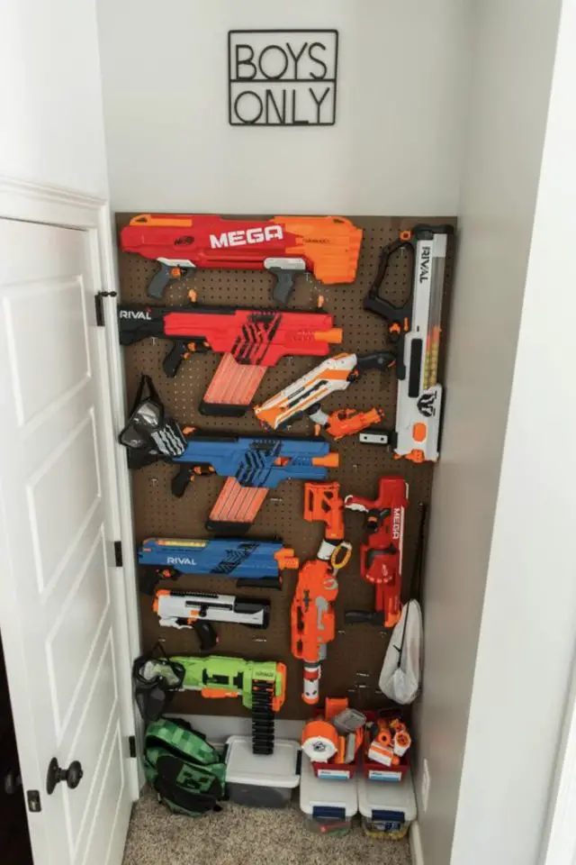 chambre garcon theme super heros exemple décor et rangement jouets pistolet à eau