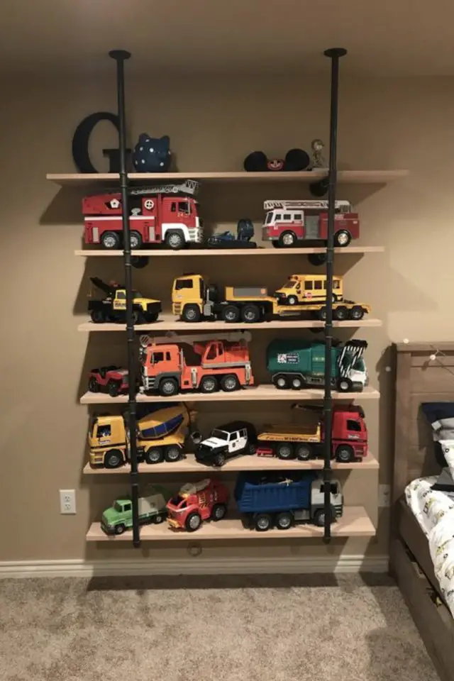 chambre garcon theme voiture avion camion rangement étagère jouet