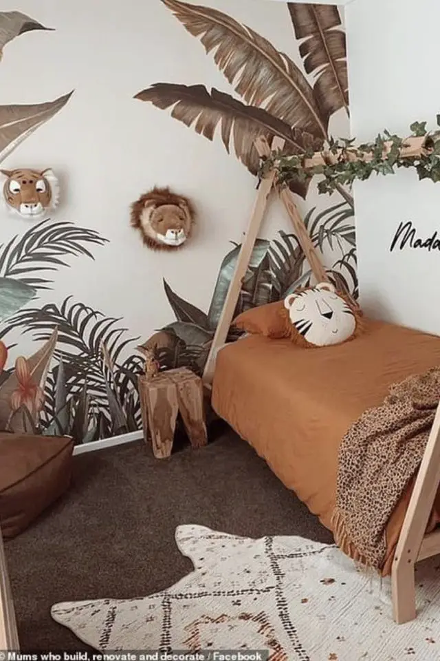 chambre petit garcon deco safari jungle papier peint décor mural lit cabane customisé couleur naturelle trophées peluches
