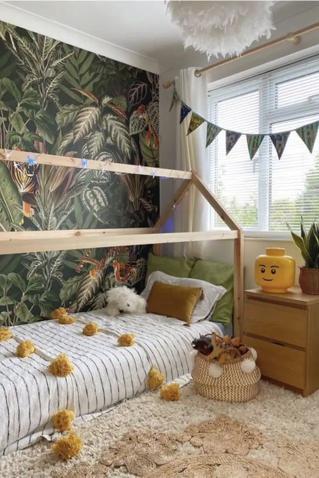 chambre petit garcon deco safari jungle lit cabane en bois fanion décoratif papier peint tropical