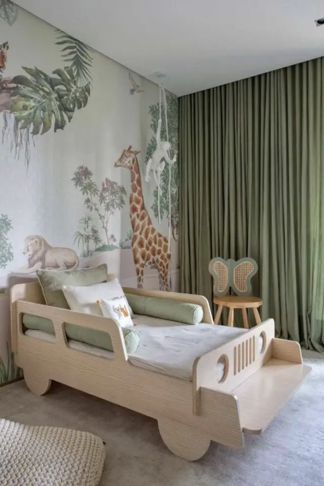 chambre petit garcon deco safari jungle couleur vert sauge lit voiturette en bois papier peint animaux