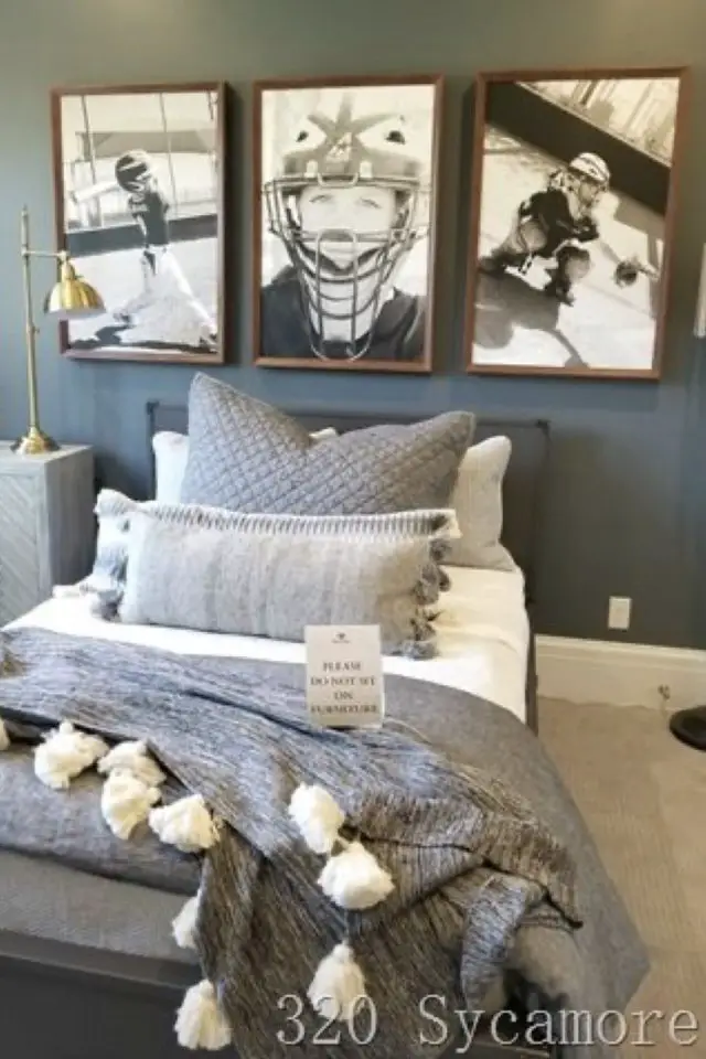 chambre petit garcon theme sport photographie en noir et blanc encadrées dessus du lit