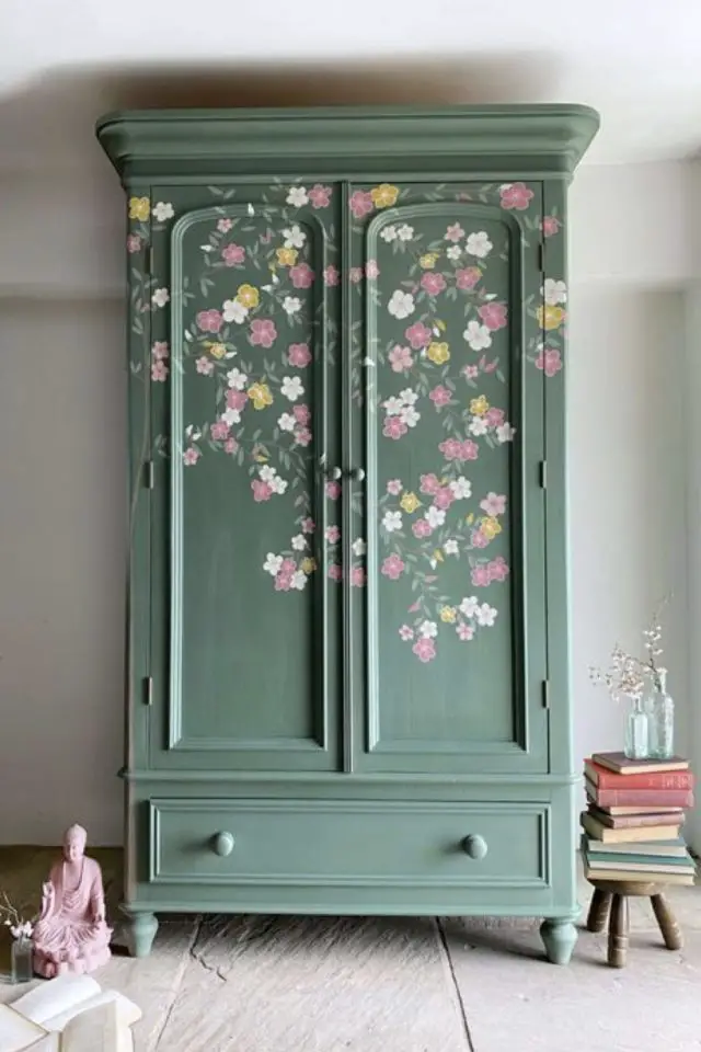 chambre recup rangement vetements exemple armoire parisienne relookée peinture motif floral