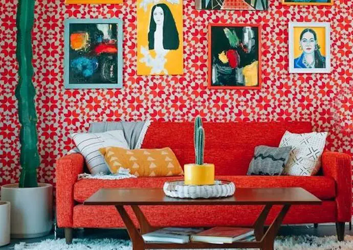 comment creer decor salon eclectique couleur canapé table basse vintage papier peint motif oeuvre d'art accrochées au mur