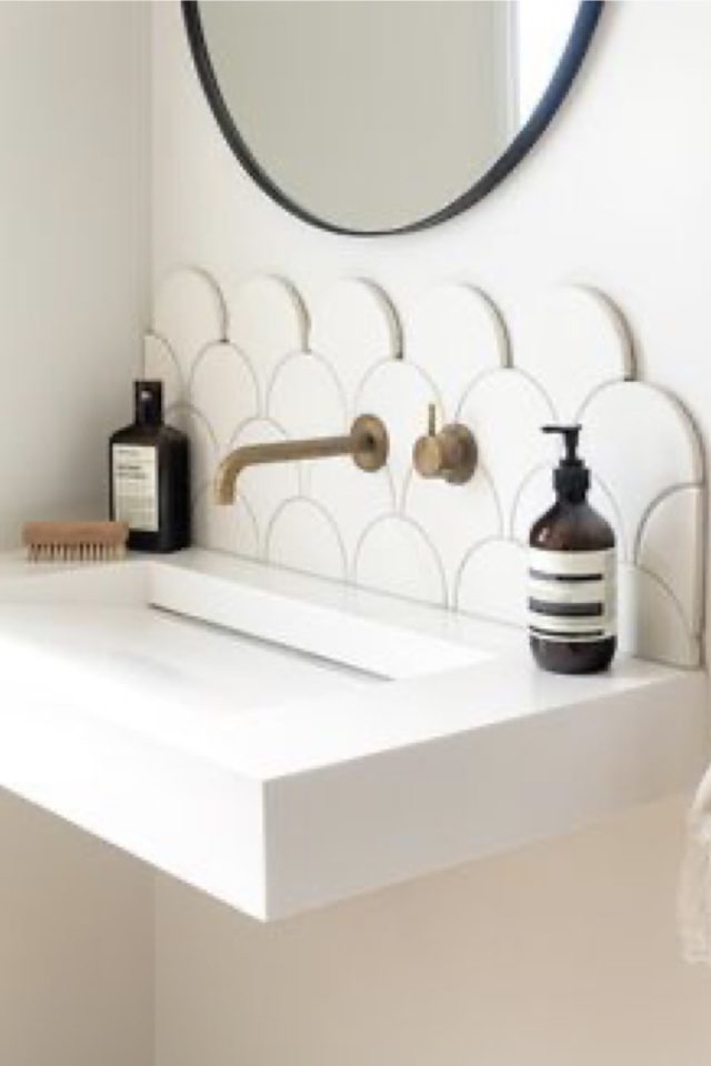 credence carrelage ecaille salle de bain blanc moderne design dessus vasque rectangulaire