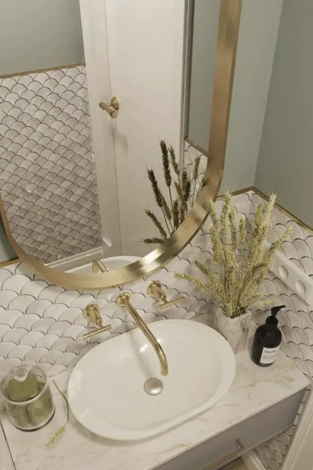 credence carrelage ecaille salle de bain vasque ovale miroir arrondi laiton féminin