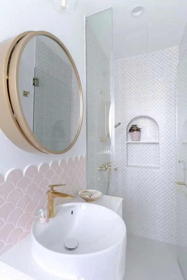 credence carrelage ecaille salle de bain rose et blanc féminin miroir rond