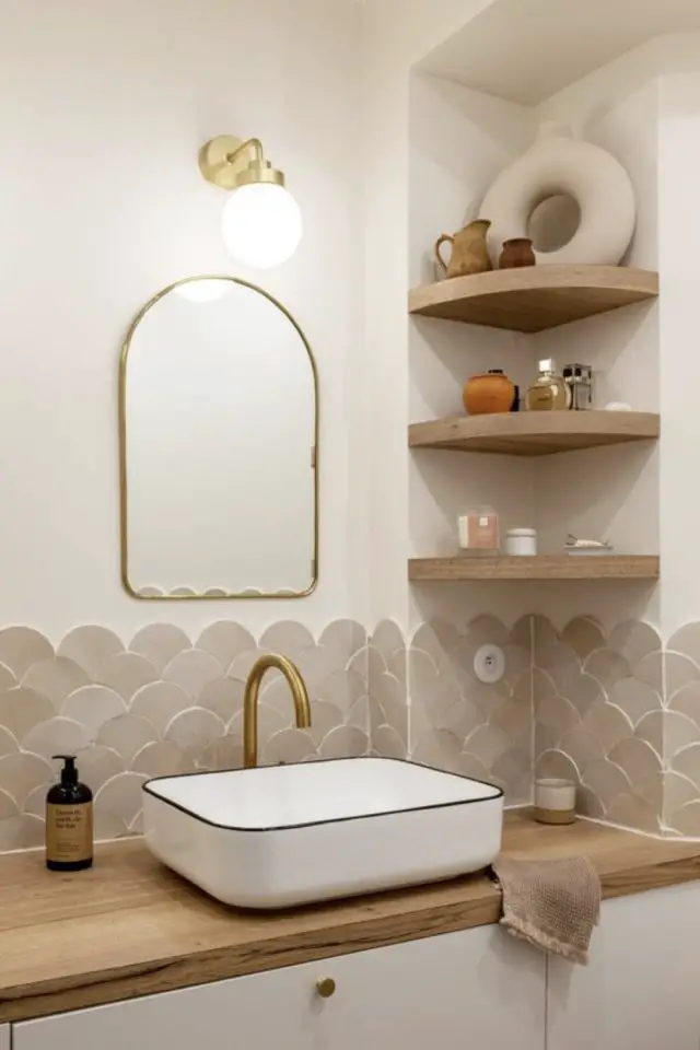 credence carrelage ecaille salle de bain miroir arrondi sur le haut étagère angle vasque rectangulaire
