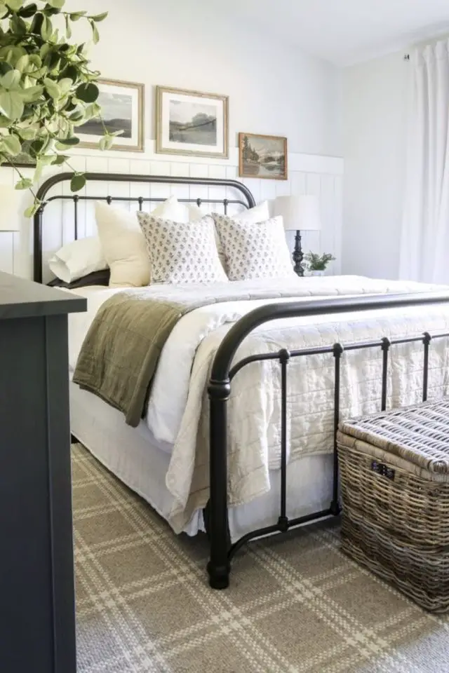 deco chambre cottage cosy exemple soubassement lambris lit en métal noir parure de lit confortable