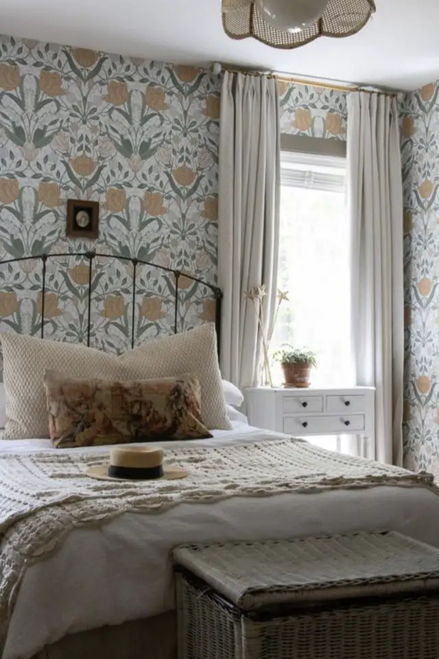 deco chambre cottage cosy exemple papier peint floral pastel rideaux en lin douceur plaid boutis