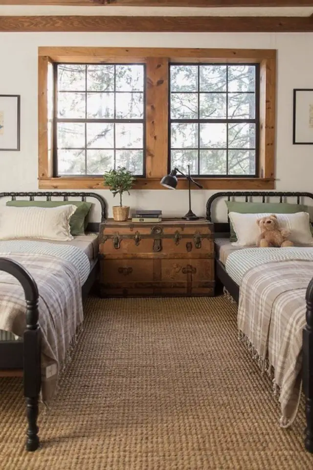 deco chambre cottage cosy exemple lit jumeaux en métal noir table de chevet en bois fenêtre