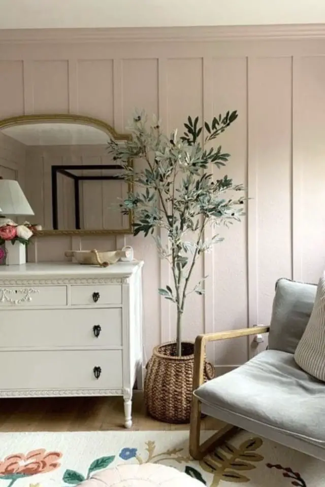 deco chambre cottage cosy exemple lambris soubassement peinture neutre chaleureuse beige rosé commode blanche miroir arrondi fauteuil