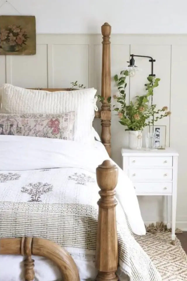 deco chambre cottage cosy exemple lit en bois parure linge à fleur petite table de nuit blanche soubassement vert clair doux