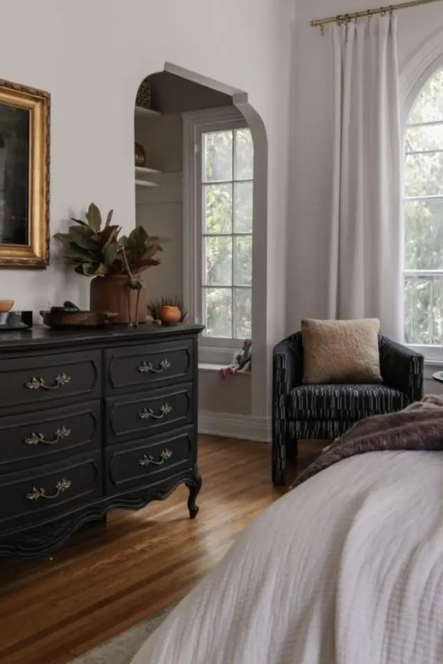 deco chambre cottage cosy exemple commode ancienne miroir couleur laiton petit fauteuil club en tissus