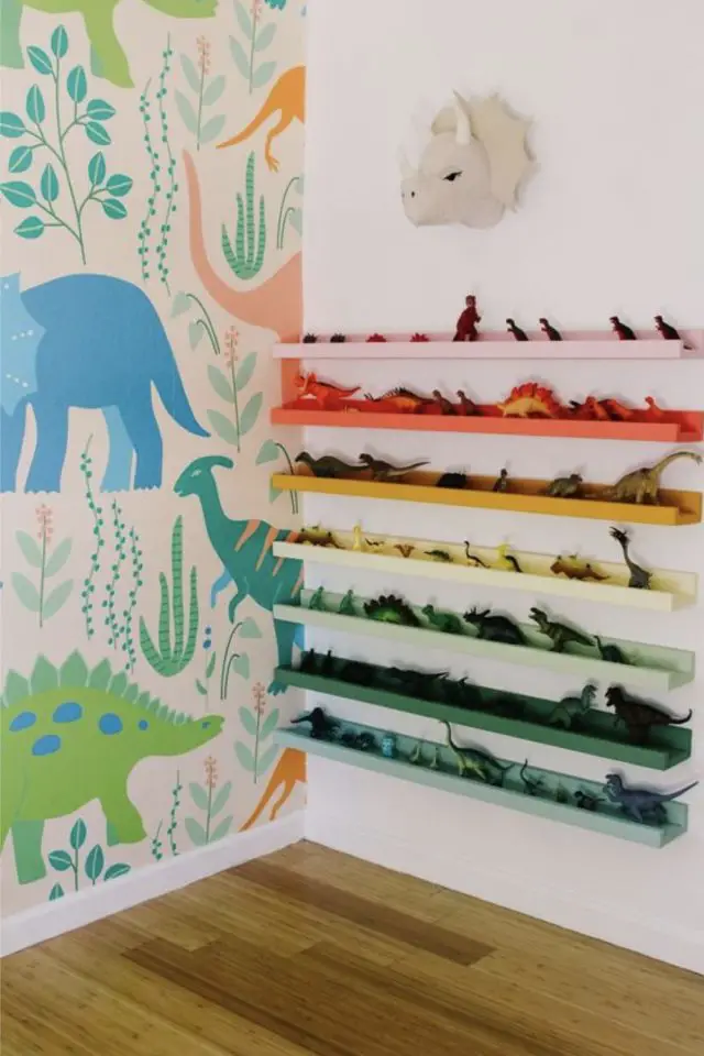 deco chambre petit garcon theme dinosaure cimaise petite étagère colorée rangement jouet décor mural coloré dessin illustration